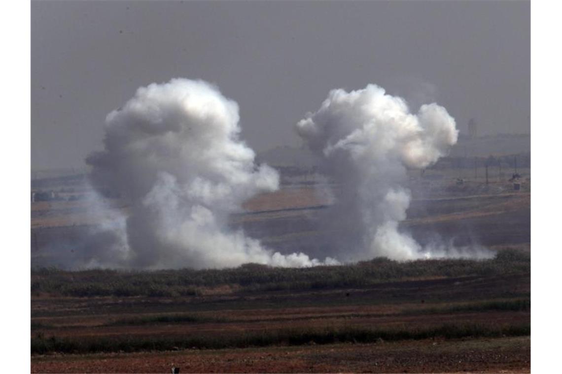Türkei gewinnt in Syrien an Boden - Zehntausende flüchten Rauchschwaden steigen nach einer Bombardierung durch türkische Streitkräfte auf der syrischen Seite des Grenzgebietes auf. Foto: Lefteris Pitarakis/AP/dpa