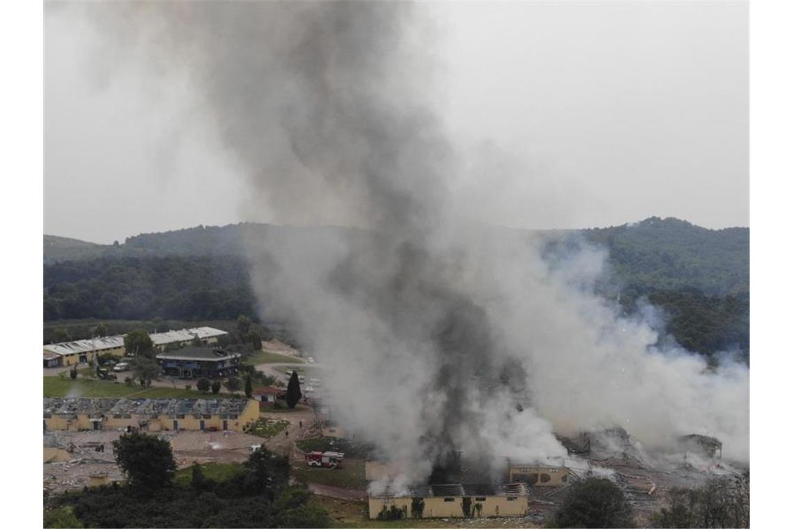 Rauchschwaden steigen nach Explosionen über einer Feuerwerksfabrik in der Türkei auf. Foto: Uncredited/IHA/AP/dpa