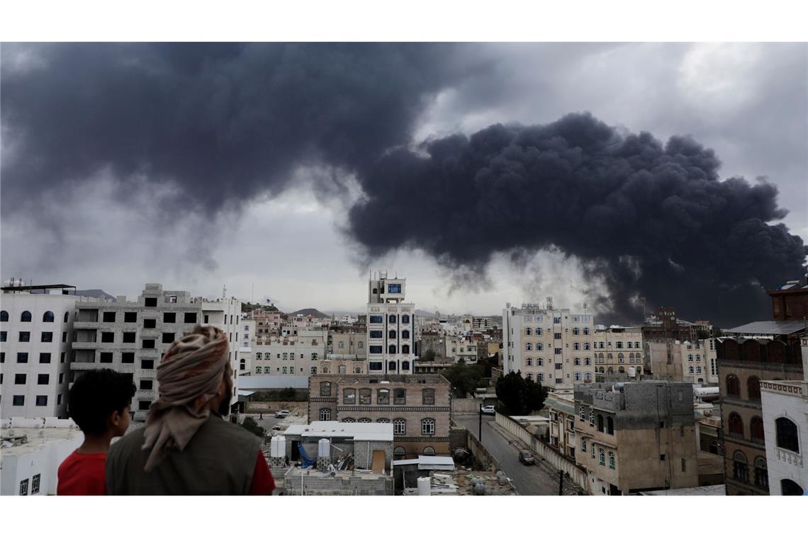 Israels Luftwaffe legt Flughafen im Jemen lahm Rauchschwaden steigen nach israelischen Luftangriffen auf Flughafen in Sanaa und auf ein Kraftwerk auf.