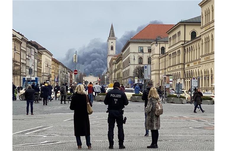Rauchschwaden steigen über München auf. Foto: Ansgar Hase/dpa