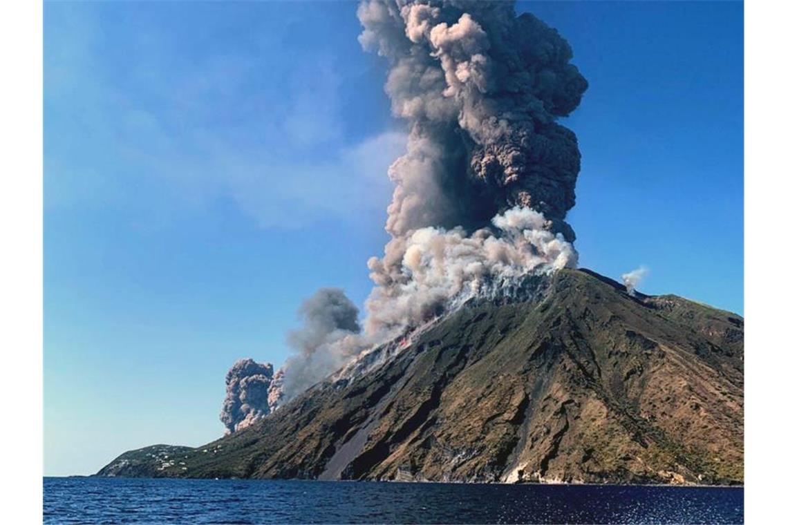 „Dachte an Pompeji“: Stromboli versetzt Touristen in Angst Rauchschwaden steigen vom Vulkan Stromboli auf. Foto: Ansa/AP