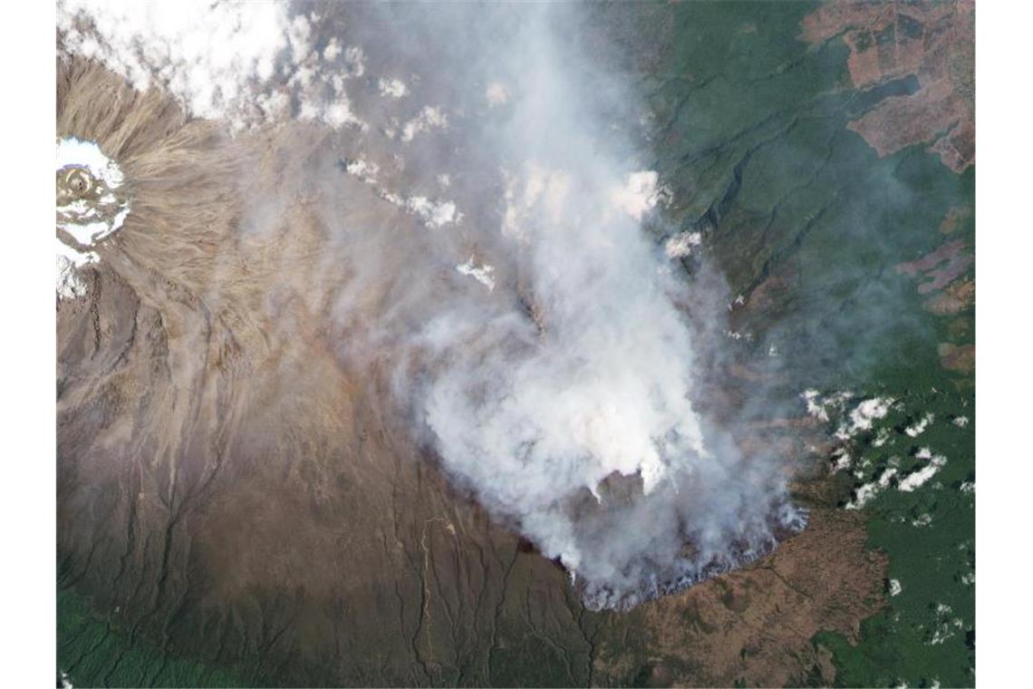 Rauchschwaden steigen von der Südflanke des Kilimandscharos hoch, wie eine Satellitenaufnahme zeigt. Foto: -/Planet Labs Inc./dpa