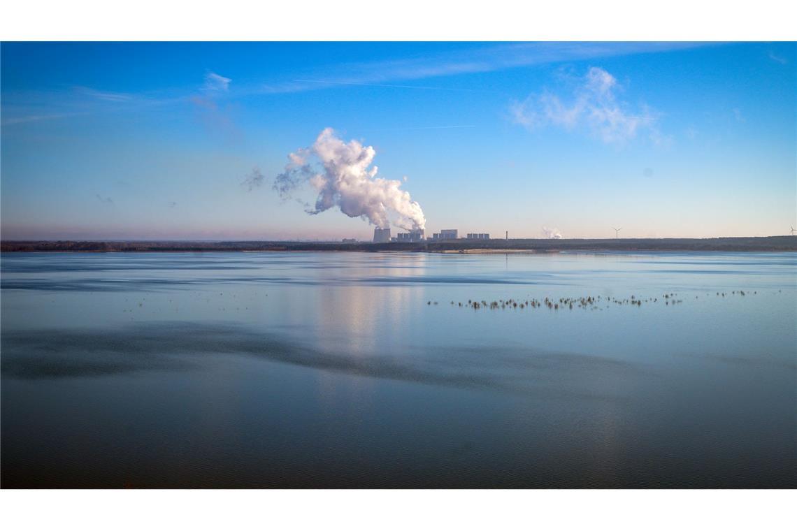 Rauchschwaden vor blauem Himmel: Das Kraftwerk Jänschwalde ist hinter dem Cottbuser Ostsee zu sehen.