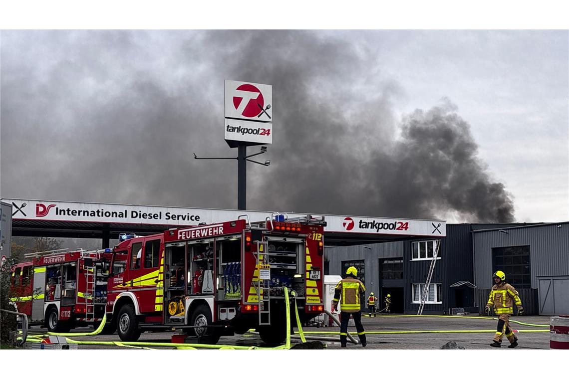 Vier Verletzte nach Explosion auf Tankstellen-Gelände Rauchwolke über Castrop-Rauxel