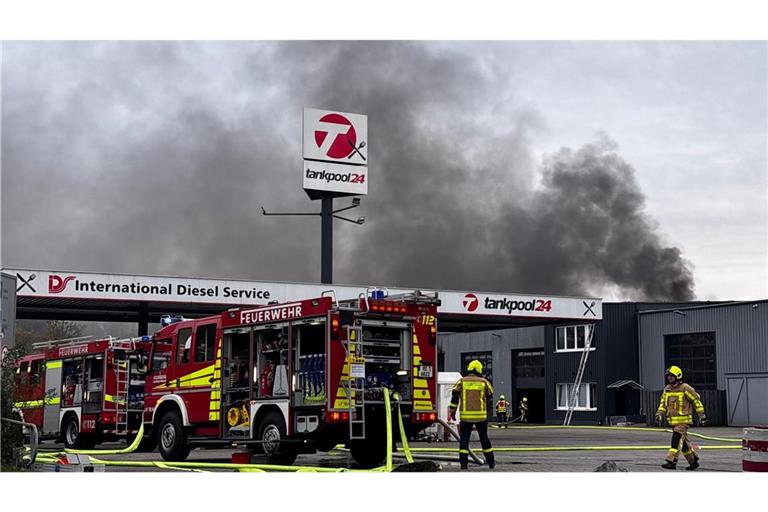 Vier Verletzte nach Explosion auf Tankstellen-Gelände Rauchwolke über Castrop-Rauxel
