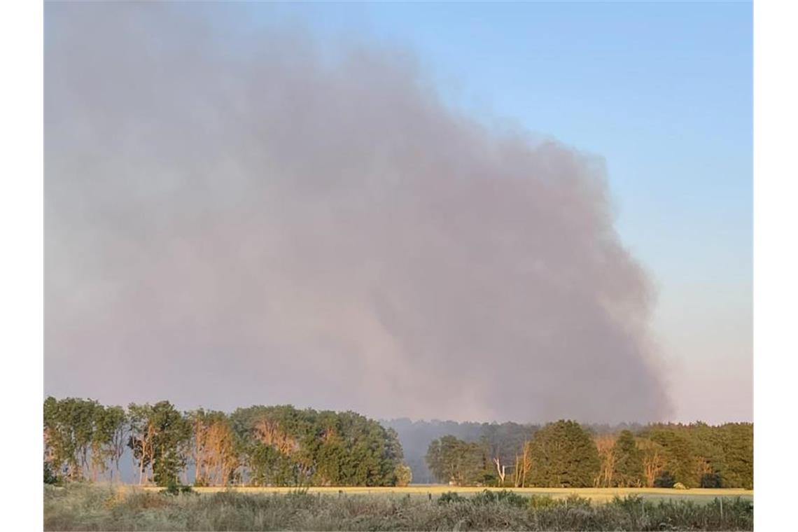 Rauchwolken erheben sich über dem Wald. Bei dem bisher größten Waldbrand seit Beginn der Saison kämpften Feuerwehrleute auf einer Fläche von zehn Hektar bei Bötzow (Oberhavel) gegen die Flammen. Foto: Guttmann/dpa