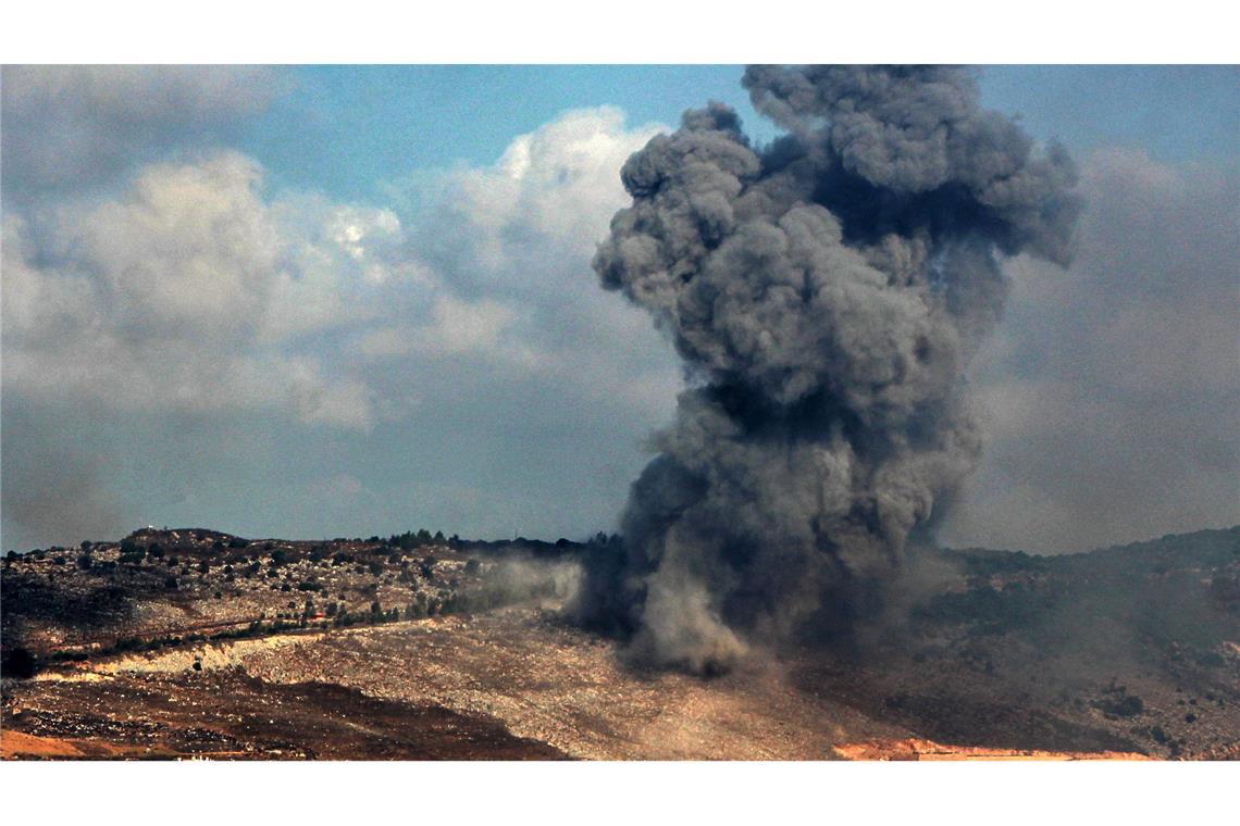 Bilder des Tages Rauchwolken steigen auf nach einem israelischen Luftangriff im Südlibanon.