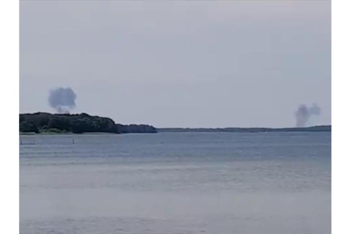 Bundeswehrpilot stirbt bei „Eurofighter“-Kollision Rauchwolken steigen hinter dem nördlichen Fleesensee auf. Die Luftwaffe bestätigte den Absturz von zwei „Eurofightern“ nach einem Zusammenstoß in der Luft. Foto: Ostseewelle Hitradio