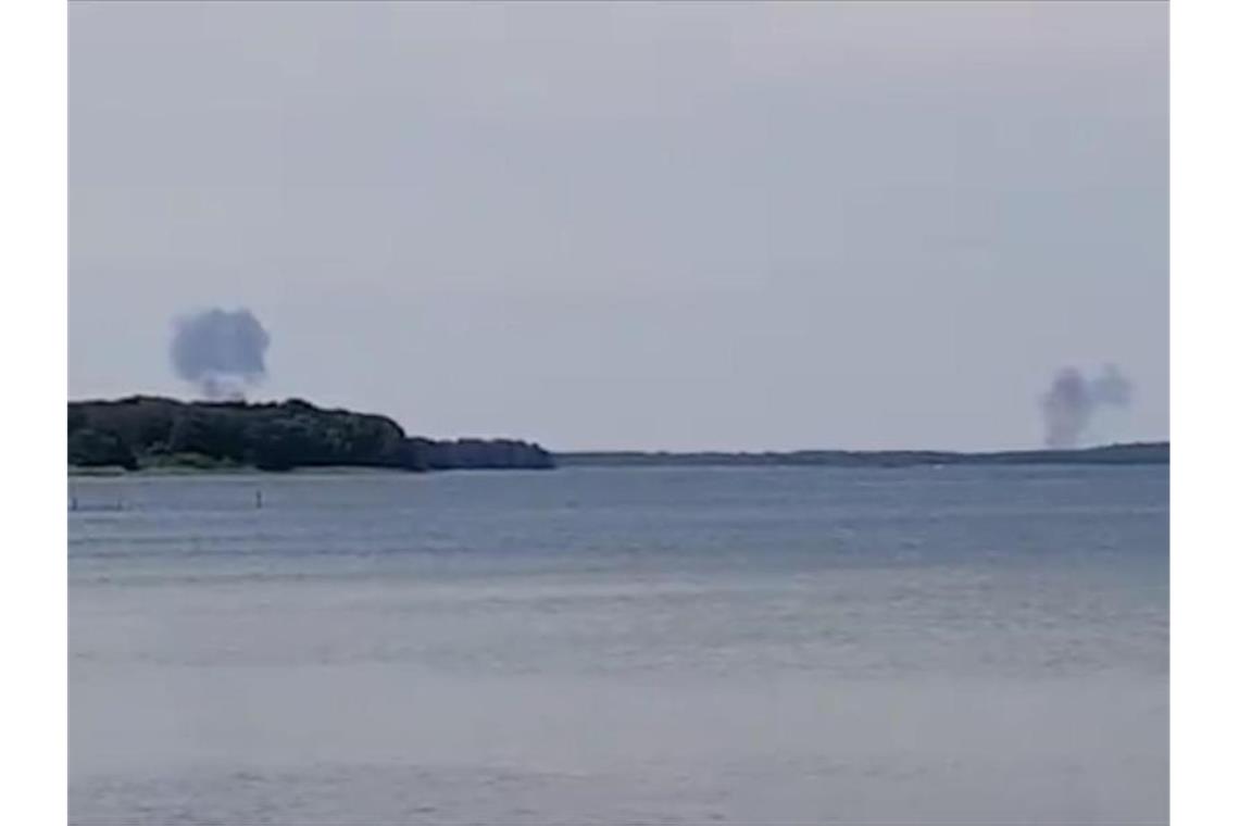 Rauchwolken steigen hinter dem nördlichen Fleesensee auf. Die Luftwaffe bestätigte den Absturz von zwei „Eurofightern“ nach einem Zusammenstoß in der Luft. Foto: Ostseewelle Hitradio