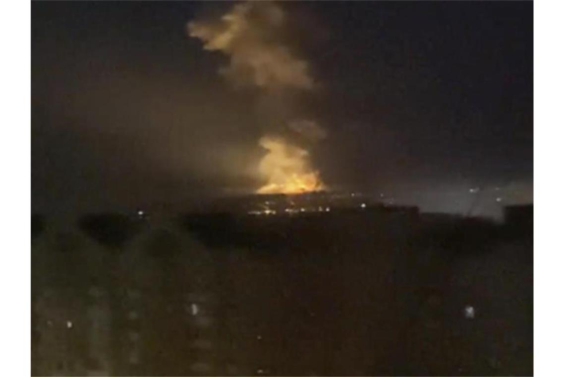 Selenskyj ordnet allgemeine Mobilmachung in Ukraine an Rauchwolken steigen in der Nähe des Flusses Dnjepr auf. Die russischen Truppen haben ihren erwarteten Angriff auf die Ukraine gestartet. Foto: Mary Ostrovska/Mary Ostrovska/AP/dpa