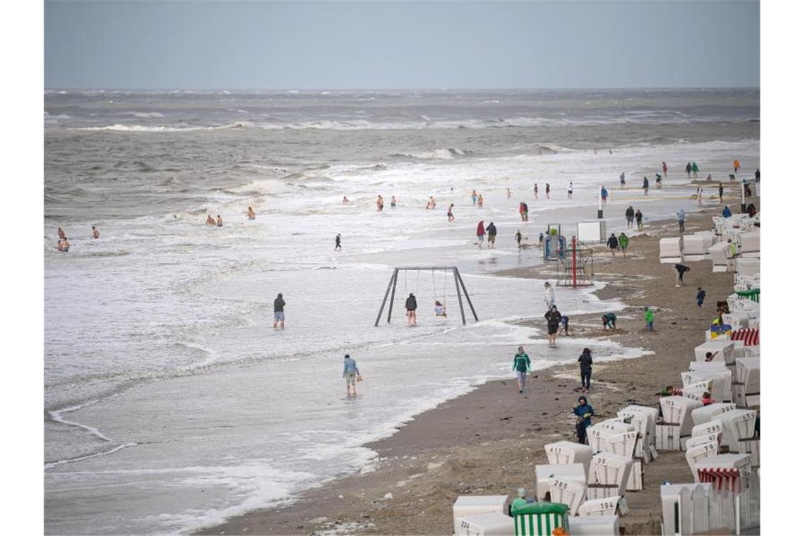 Raues Wetter auf der Nordseeinsel Baltrum. Sturmtief „Kirsten“ verursachte aber weniger Schäden als befürchtet. Foto: Sina Schuldt/dpa