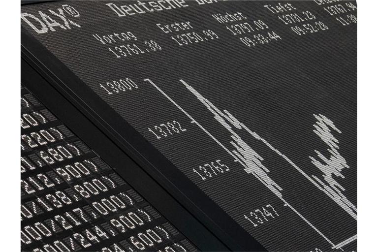 Rauf und runter geht die Kurve der DAX-Punkte. Jetzt werden zehn weitere Firmen in den Index aufgenommen. Foto: Boris Roessler/dpa