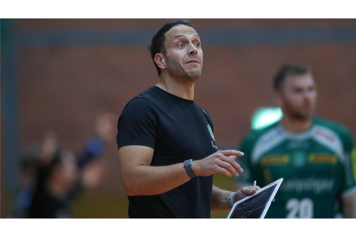 Raul Alonso (SC DHfK Leipzig, 46 Jahre alt): Raúl Alonso, ein ehemaliger Rechtsaußen aus Madrid, hat sich nach dem Ende seiner aktiven Karriere als Assistenztrainer beim THW Kiel mit mehreren Meister- und Champions-League-Titeln ein starkes Standing im Handball erarbeitet. In den vergangenen Jahren führte er den HC Meschkov Brest zu drei belarussichen Meisterschaften, wurde Sportdirektor und zeitweise Trainer beim HC Erlangen und  2025 Meister mit RK Eurofarm Pelister in Nordmazedonien. Seit Juli 2025 bekleidet er nun das Traineramt beim Bundesliga-Club SC DHfK Leipzig.