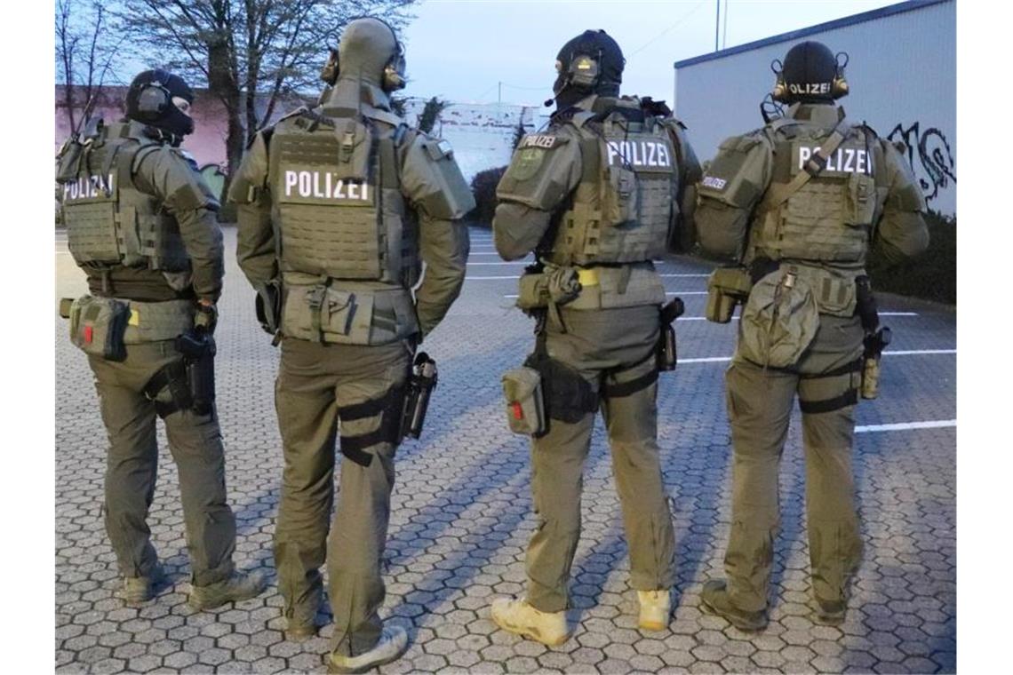 Mehr Polizei für Abschiebungen - Keine Afghanistan-Einigung Razzia in Bremen im Rahmen von Ermittlungen gegen einen kriminellen Clan. Foto: Polzei Bremen/Archiv