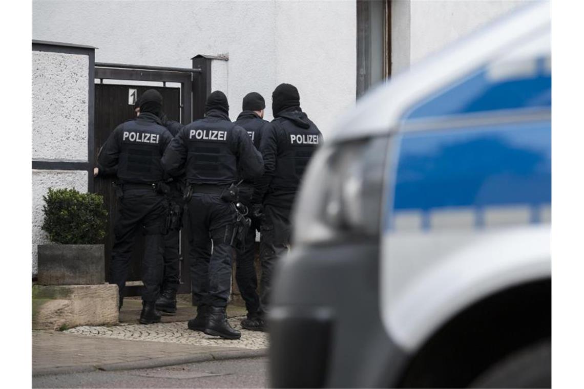 Razzia in Thüringen: Polizisten vor einem Wohnhaus in Erfurt-Vieselbach. Foto: Jens-Ulrich Koch/dpa-Zentralbild/dpa