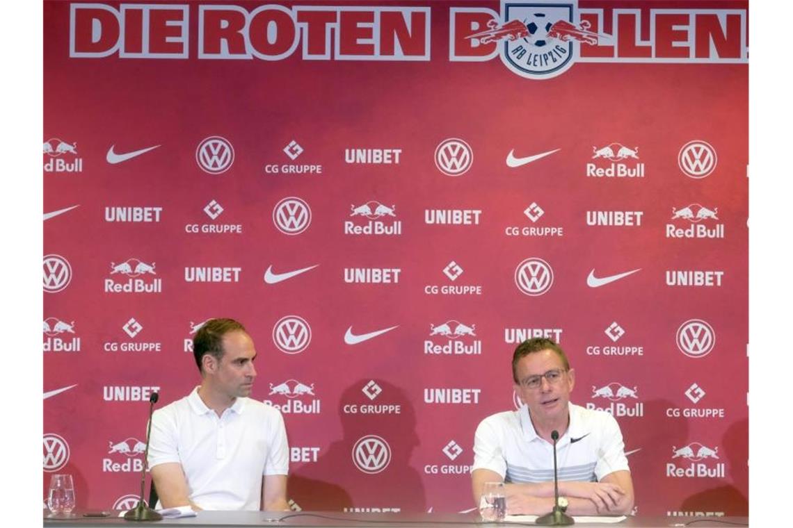 RB-Geschäftsführer Oliver Mintzlaff (l) und Trainer Ralf Rangnick geben personelle Veränderungen bekannt. Foto: Sebastian Willnow