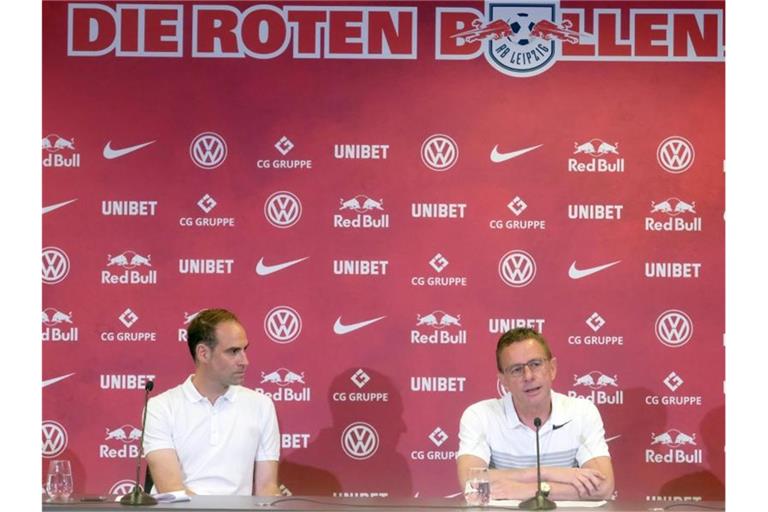 RB-Geschäftsführer Oliver Mintzlaff (l) und Trainer Ralf Rangnick geben personelle Veränderungen bekannt. Foto: Sebastian Willnow