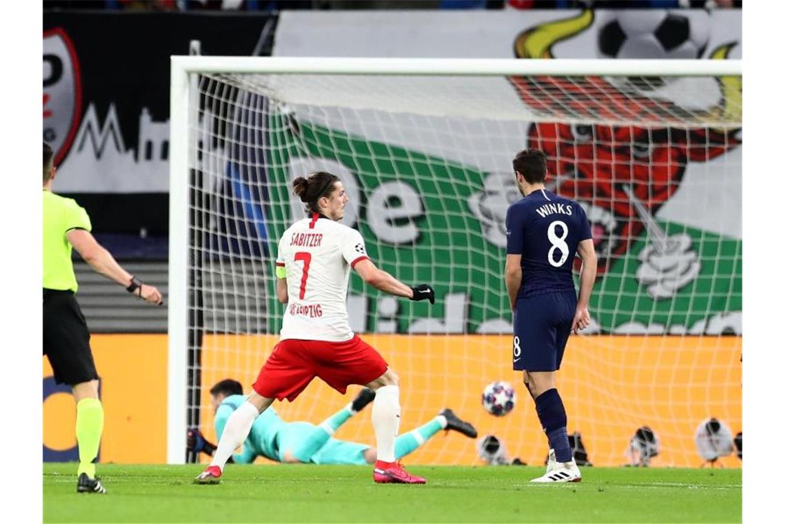 RB-Kapitän Marcel Sabitzer (M) brachte Leipzig schon früh gegen die Spurs in Führung. Foto: Jan Woitas/dpa-Zentralbild/dpa