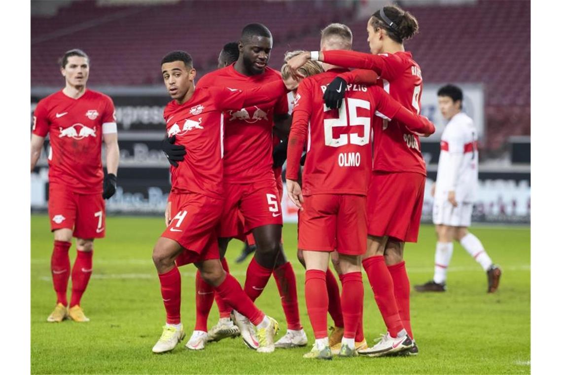 Schalke verliert bei Gross-Debüt - Leipzig an der Spitze RB Leipzig übernimmt durch den Sieg in Stuttgart vorerst die Tabellenführung. Foto: Tom Weller/dpa