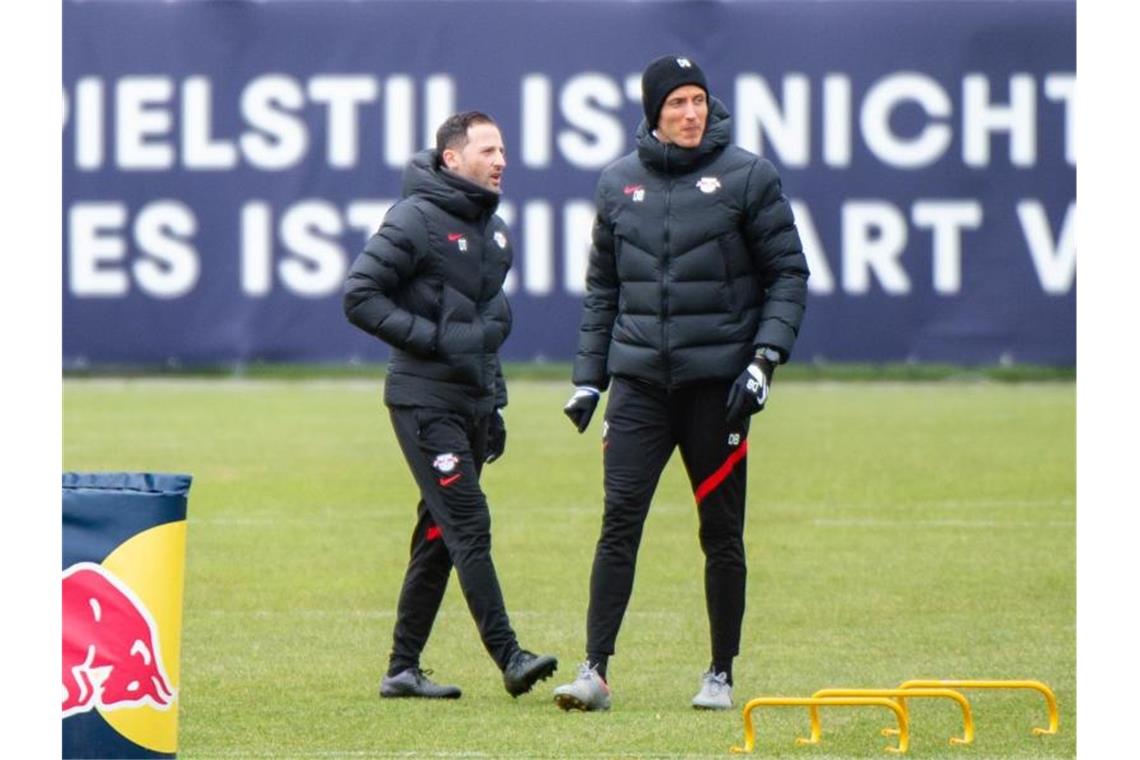 Internationale Woche für RB Leipzig: Zunächst San Sebastian RB Leipzigs Trainer Domenico Tedesco (l) und Athletiktrainer Daniel Behlau beim Abschlusstraining. Foto: Christian Modla/dpa
