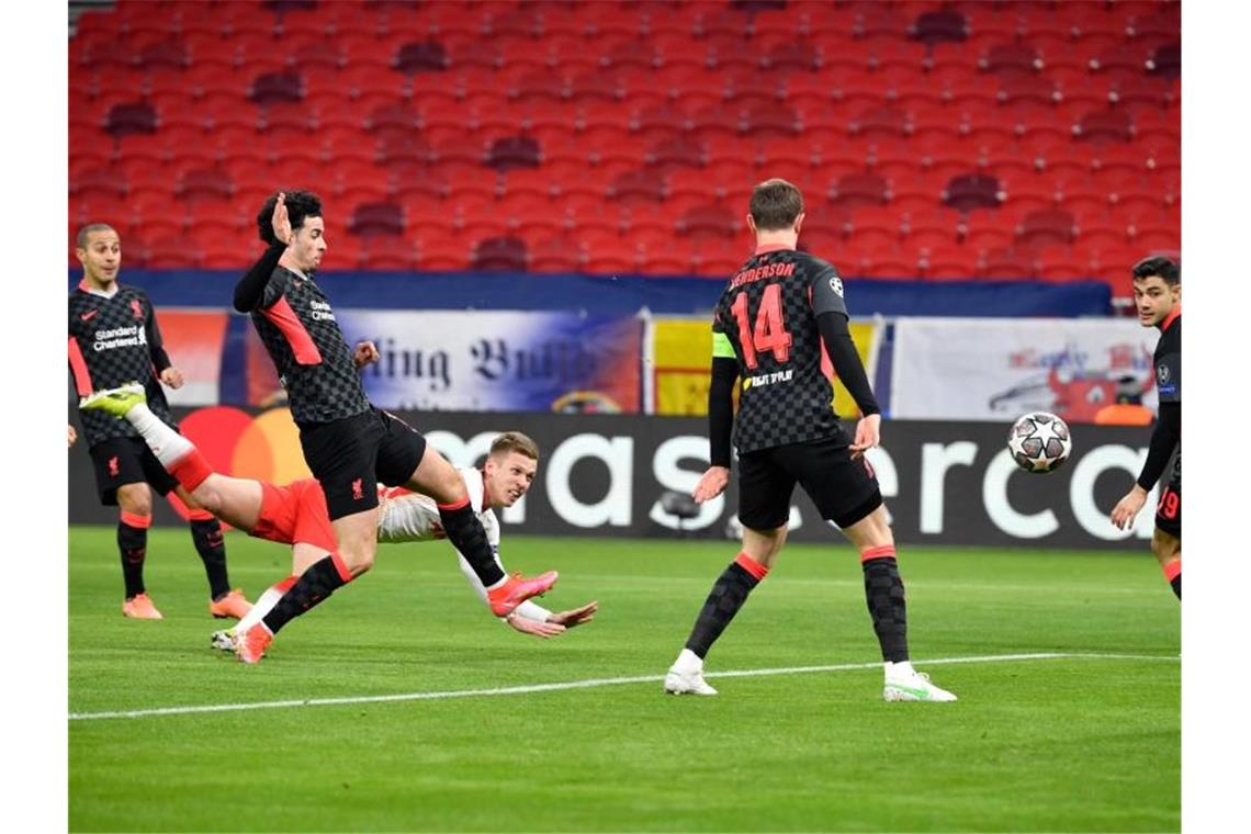 Salah und Mané treffen: Liverpool bestraft RB-Pannen-Abwehr RB-Profi Dani Olmo (M.) köpfte den Ball in der ersten Halbzeit an den Pfosten. Foto: Marton Monus/dpa
