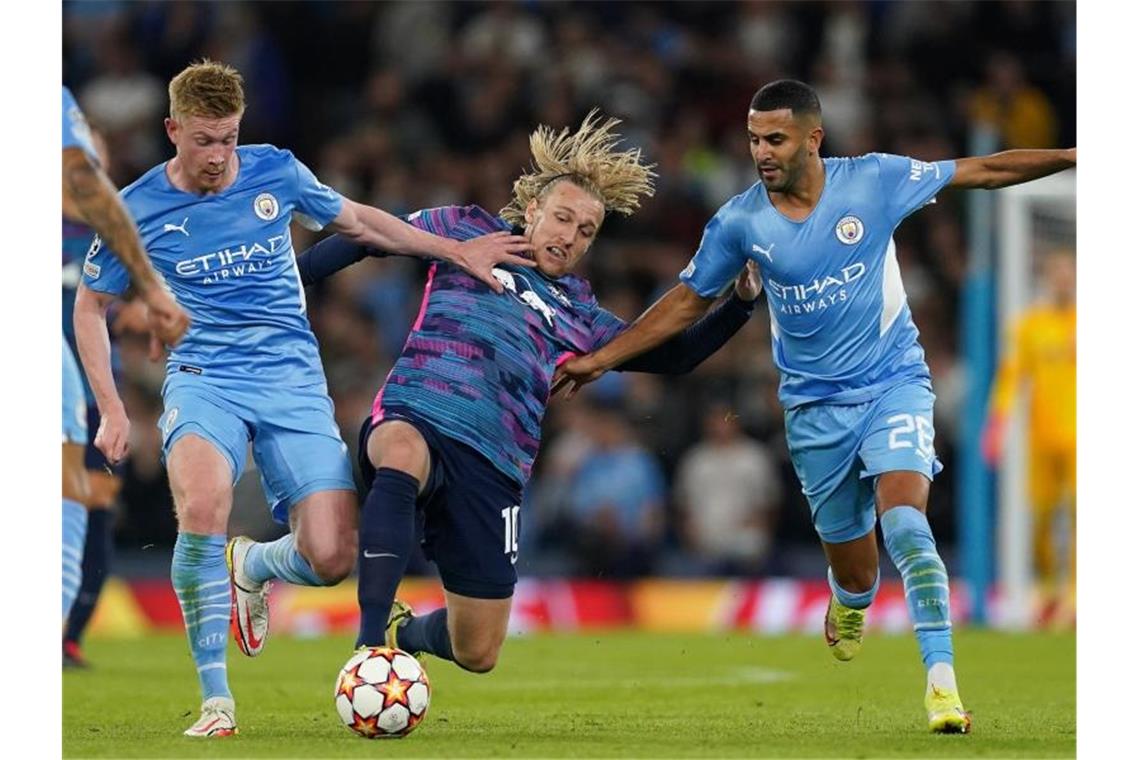 RB-Spielmacher Emil Forsberg (M.) wird von Kevin De Bruyne (l) und Riyad Mahrez in die Zange genommen. Foto: Martin Rickett/PA Wire/dpa