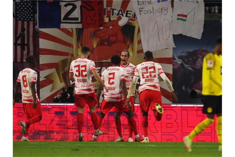 RB-Stürmer Yussuf Poulsen (2.v.r) schreit nach dem 2:1 seine Freude heraus. Foto: Jan Woitas/dpa-Zentralbild/dpa