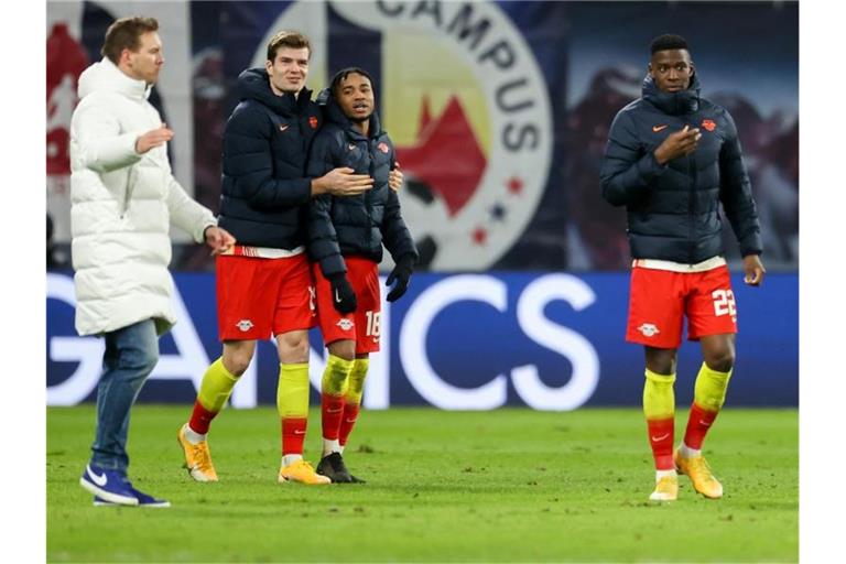 RB-Trainer Julian Nagelsmann (l) durfte sich mit seinen Spielern über einen Sieg gegen Leverkusen freuen. Foto: Jan Woitas/dpa-Zentralbild/dpa