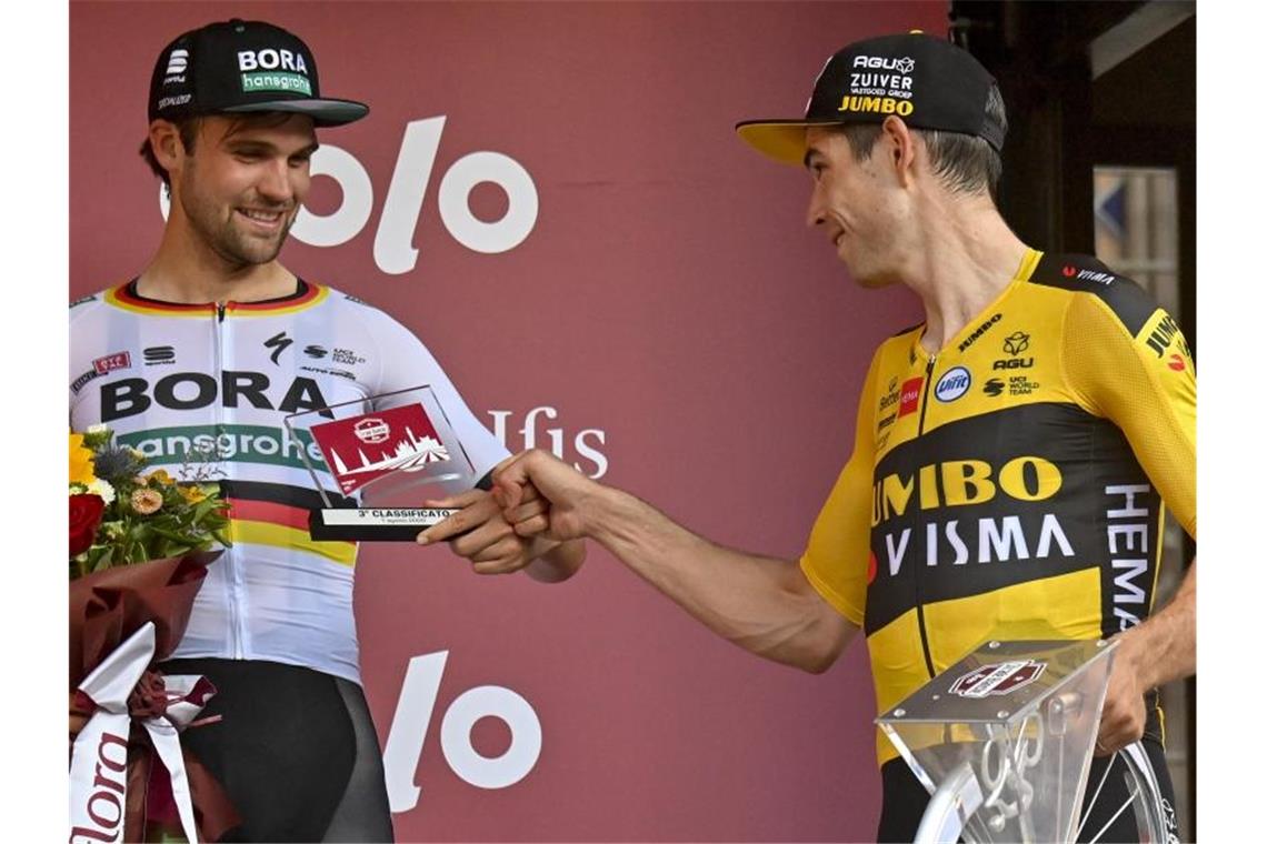 Re-Start bei Strade Bianche geglückt: Maximilian Schachmann (l) und Sieger Wout Van Aert. Foto: Dirk Waem/BELGA/dpa