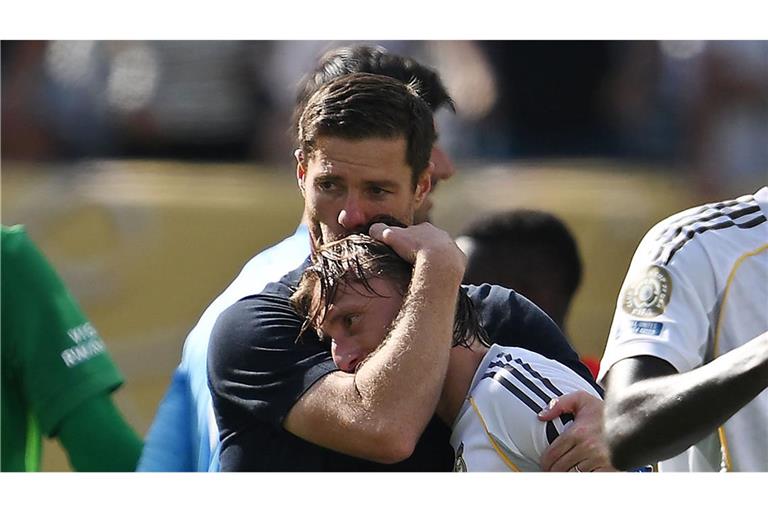 Real Madrid-Coach Xabi Alonso mit Luka Modric nach der 0:4-Klatsche gegen PSG.