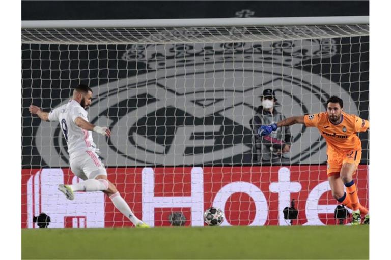 Real Madrids Karim Benzema (l) erzielte den Führungstreffer gegen Atalanta Bergamo. Foto: Bernat Armangue/AP/dpa