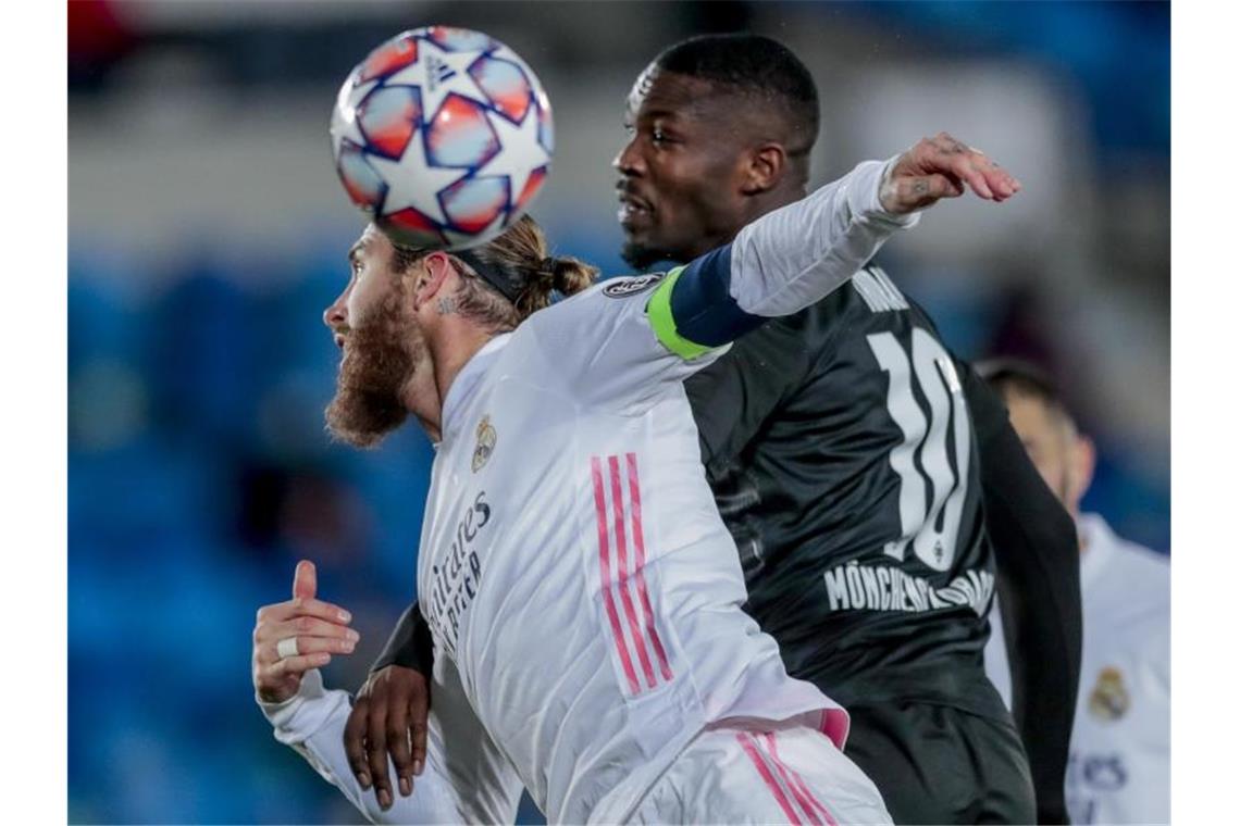 Real Madrids Sergio Ramos (l) ist gegen Mönchengladbachs Marcus Thuram in Aktion. Foto: Bernat Armangue/AP/dpa