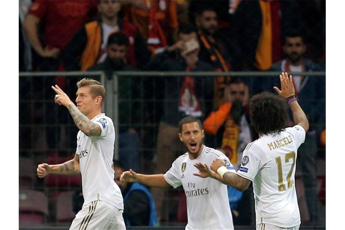 Kroos „lebt auf“: Tor für Real beim Jubiläum Real Madrids Toni Kroos (l) war der Matchwinner gegen Galatasaray Istanbul. Foto: Uncredited/AP/dpa