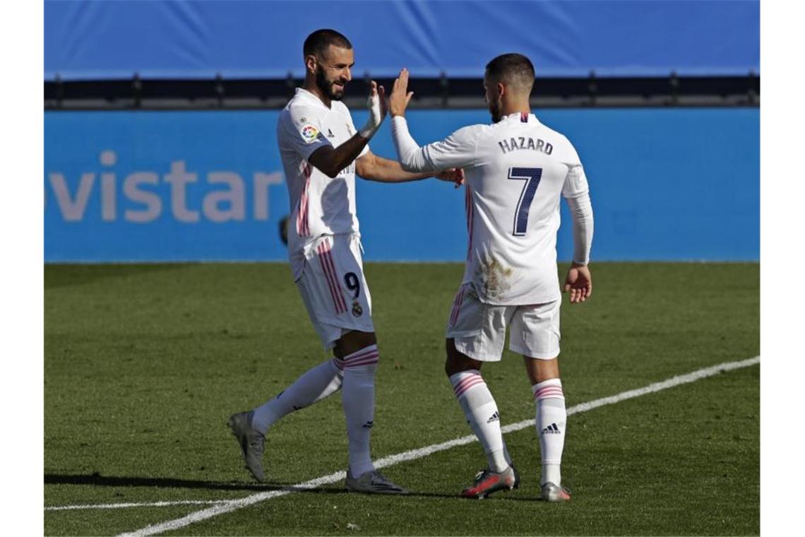 Real-Profi Eden Hazard (r) jubelt mit Karim Benzema. Foto: Manu Fernandez/AP/dpa