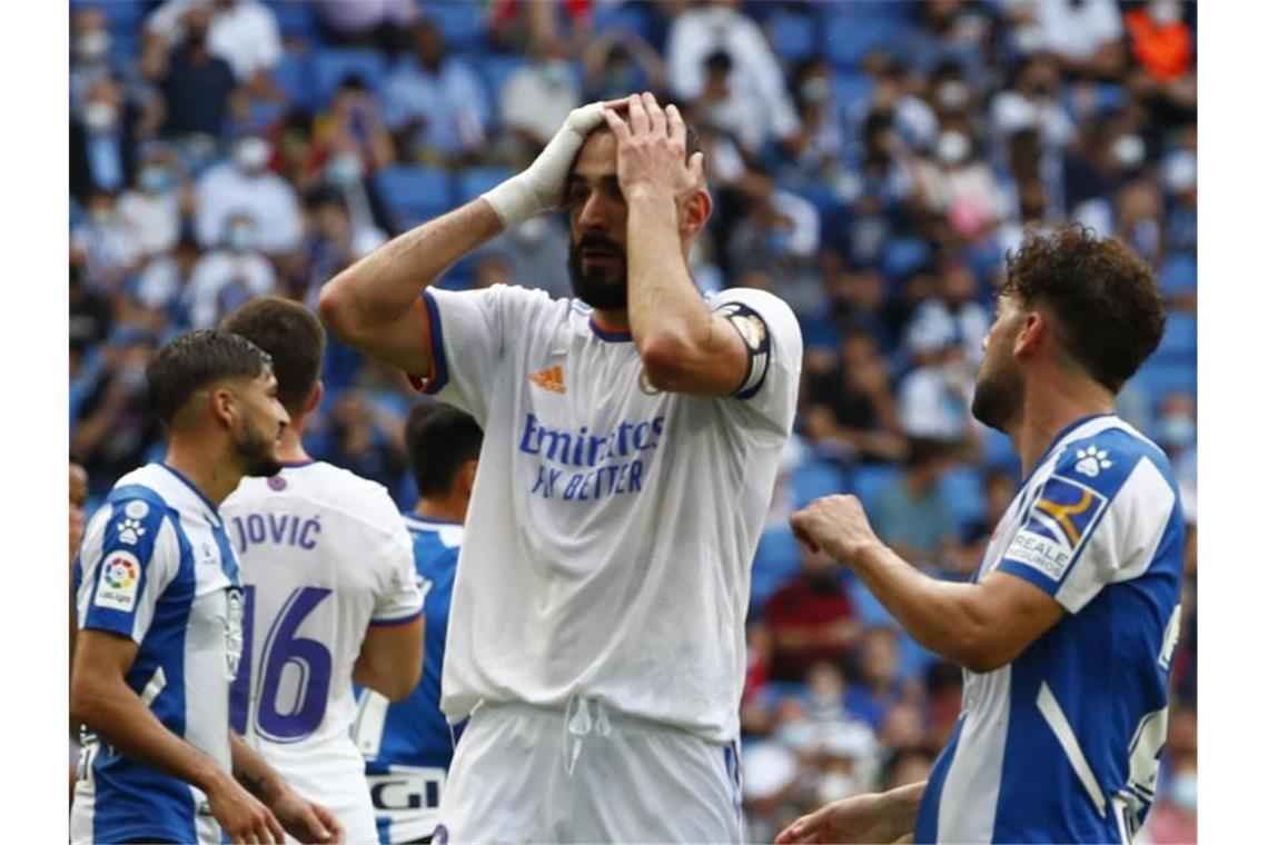 Real verliert auch in der Liga: Niederlage beim Aufsteiger Real-Stürmer Karim Benzema ärgert sich nach einer verpassten Chance. Foto: Joan Monfort/AP/dpa