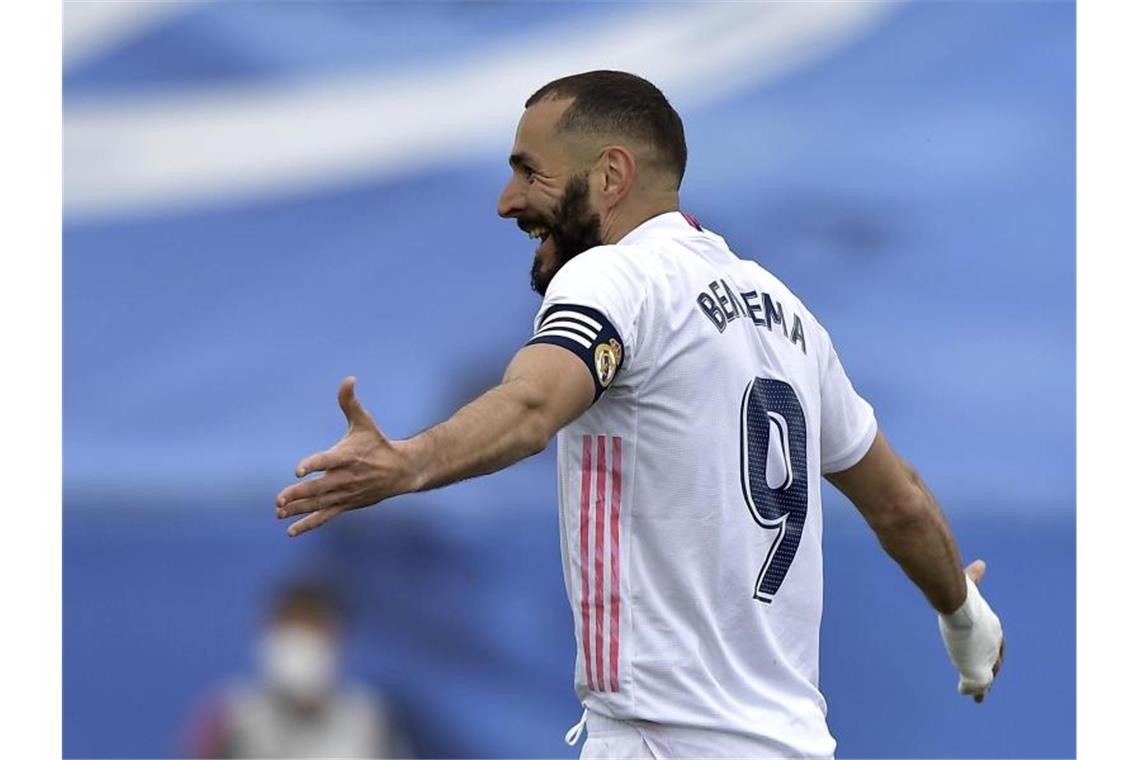 Suárez schießt Atlético in Spaniens Fußball-Himmel Real-Stürmer Karim Benzema traf kurz vor Ende der Partie zum 1:1-Ausgleich. Foto: Pablo Morano/AP/dpa