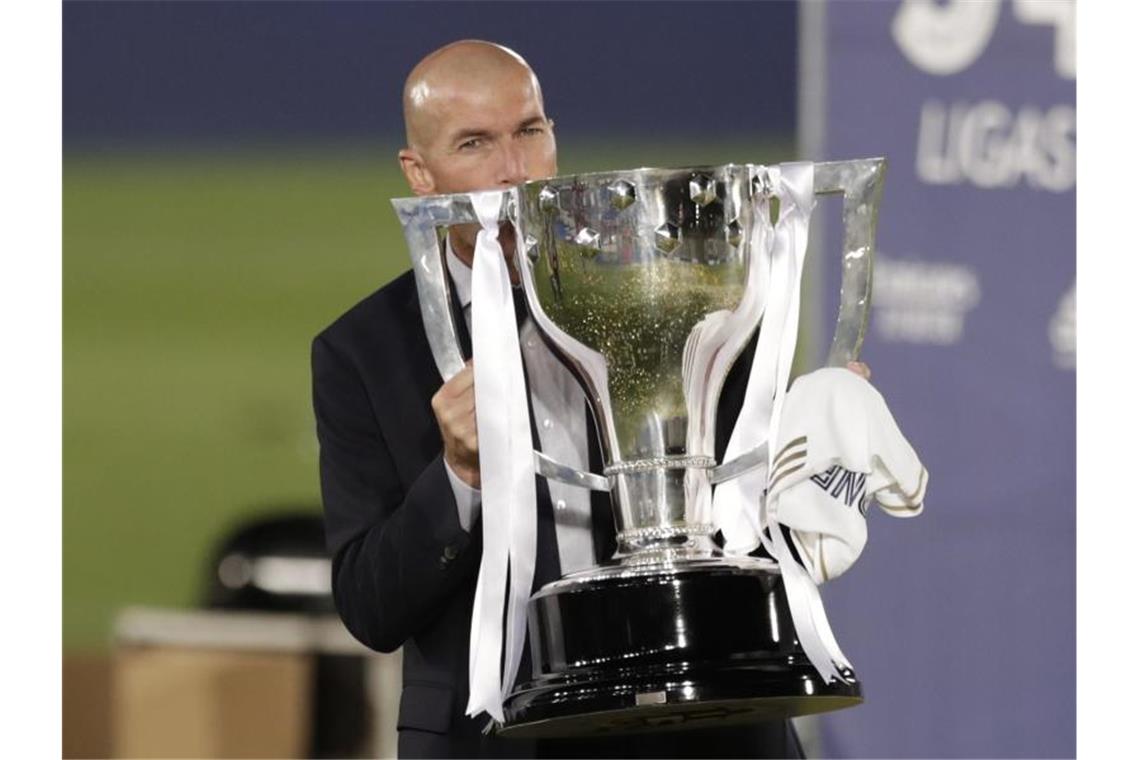 Real-Trainer Zinedine Zidane jubelt über den Gewinn der spanischen Meisterschaft. Foto: Bernat Armangue/AP/dpa