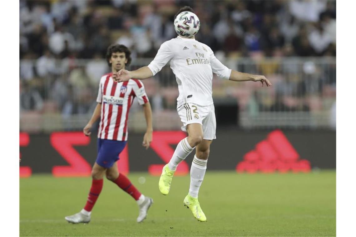 Real Madrid gewinnt spanischen Supercup in Saudi-Arabien Reals Daniel Carvajal (r) stoppt den Ball. Foto: Hassan Ammar/AP/dpa