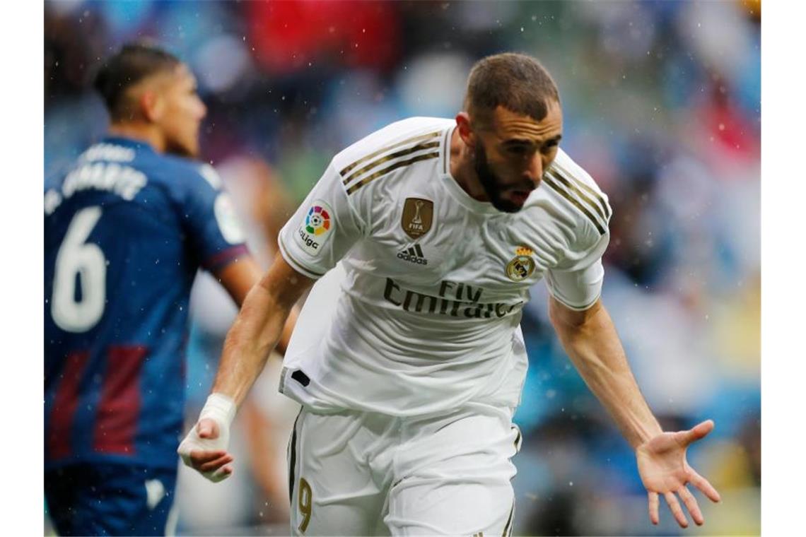 Reals Doppelpacker Karim Benzema feiert sein Tor zum 1:0. Foto: Bernat Armangue/AP