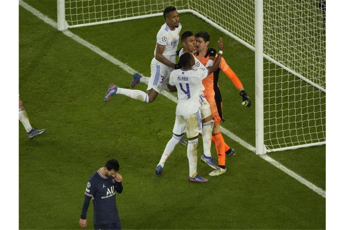 PSG dank Mbappé auf Kurs Viertelfinale - Kantersieg für City Reals Torhüter Thibaut Courtois (r) feiert mit seinen Mannschaftskameraden einen gehaltenen Elfmeter von Lionel Messi (unten). Foto: Francois Mori/AP/dpa