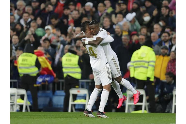 Reals Vinicius Junior (r) wird nach seinem Führungstor von Casemiro gefeiert. Foto: Manu Fernandez/AP/dpa