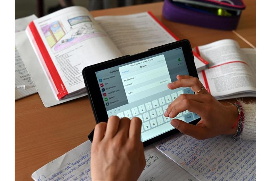 Realschüler einer zehnten Klasse arbeiten in einer Unterrichtsstunde mit Tablets. Foto: Uli Deck/Archivbild