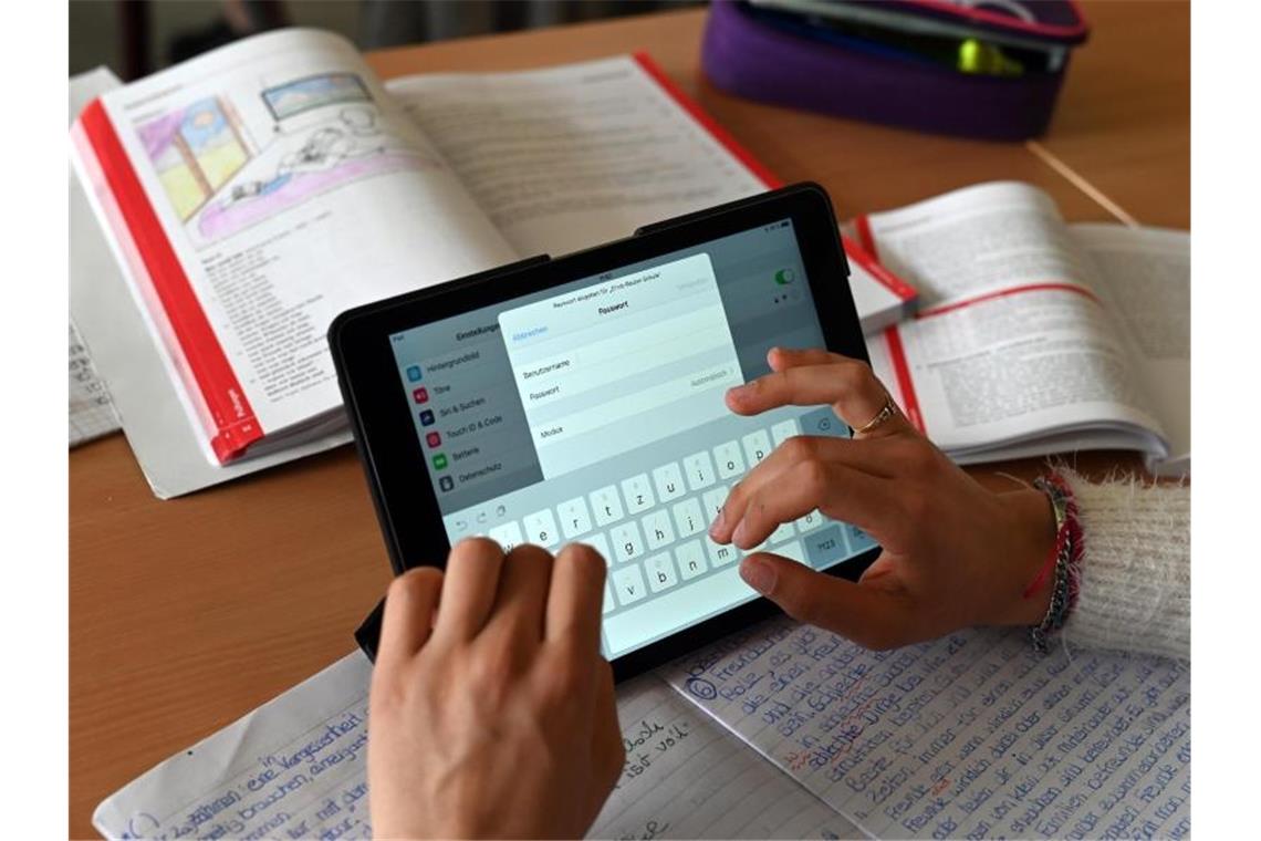 Realschüler einer zehnten Klasse arbeiten in einer Unterrichtsstunde mit Tablets. Foto: Uli Deck/dpa