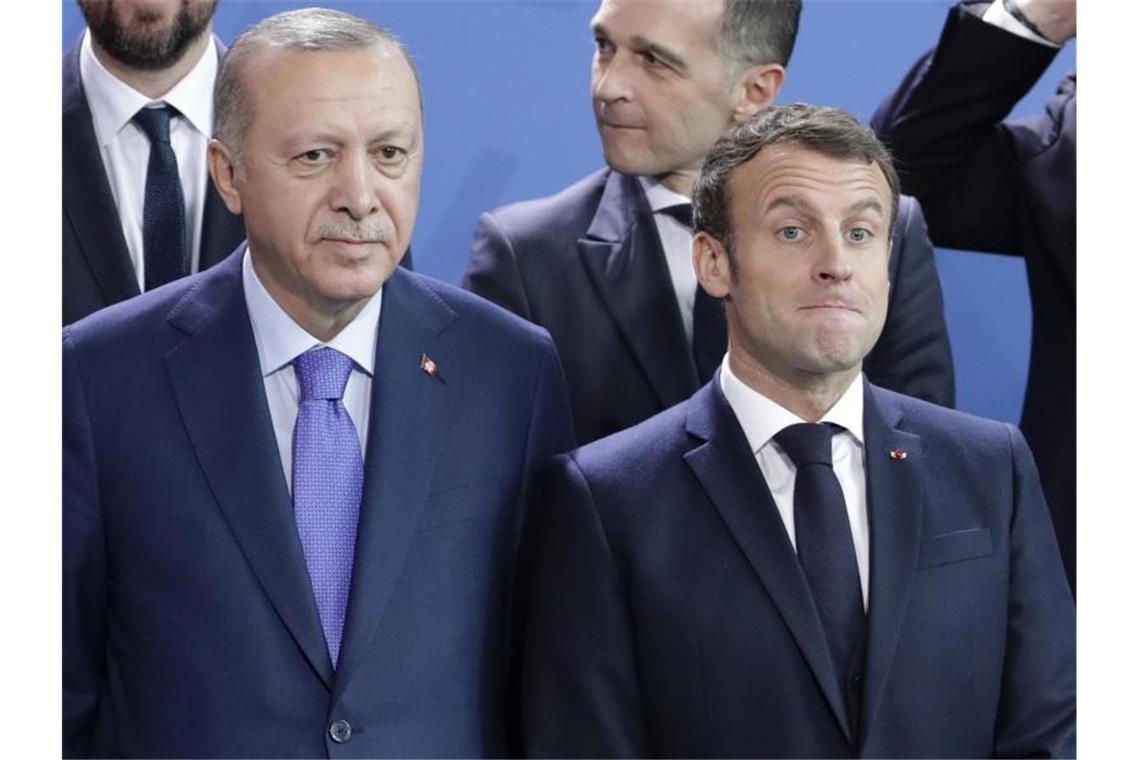 Recep Tayyip Erdogan (l) und Emmanuel Macron bei einem Treffen im Januar. Foto: Michael Sohn/AP/dpa