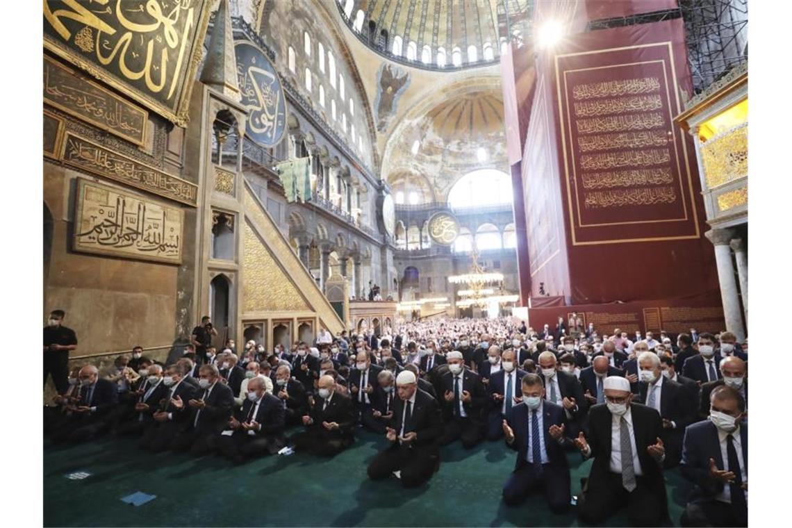 Recep Tayyip Erdogan (m.), Staatspräsident der Türkei, nimmt an den Freitagsgebeten in der Hagia Sophia teil. Foto: Uncredited/Turkish Presidency/AP/dpa