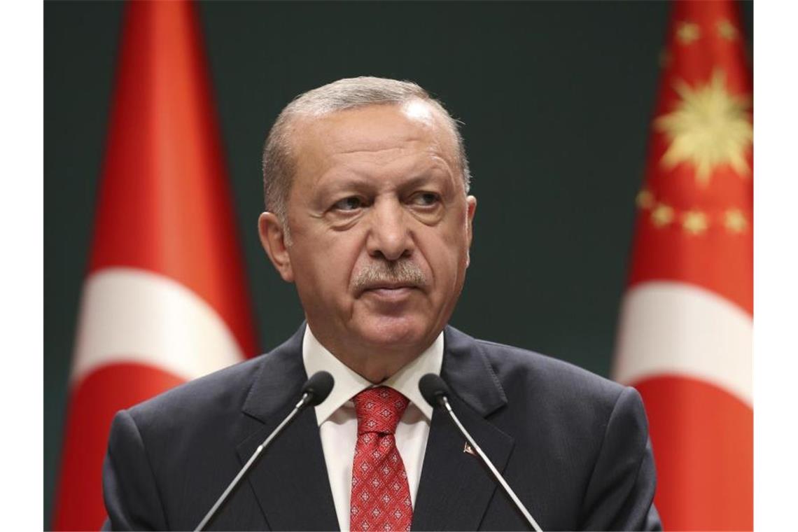 Recep Tayyip Erdogan, Präsident der Türkei, spricht nach einer Kabinettssitzung. Foto: -/Turkish Presidency/AP/dpa