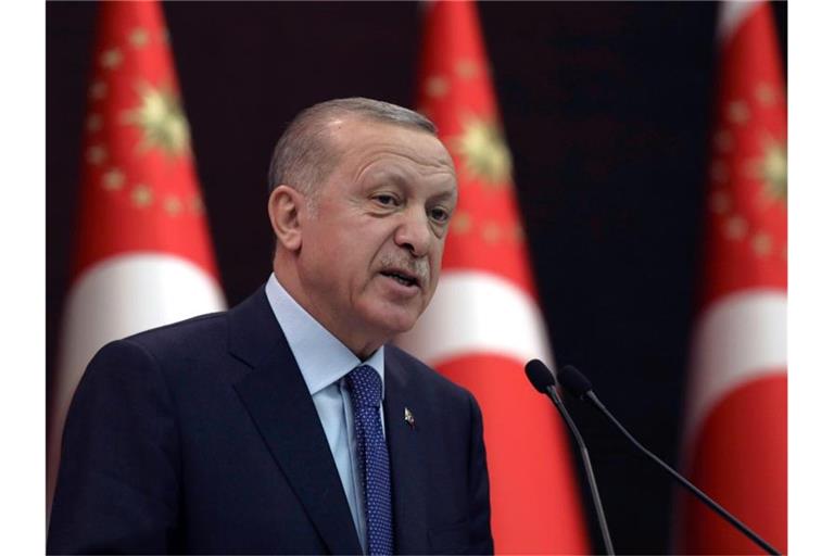 Recep Tayyip Erdogan, Präsident der Türkei, während einer Pressekonferenz. Foto: Burhan Ozbilici/AP/dpa