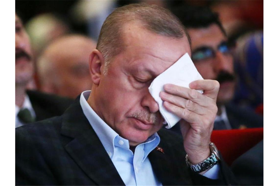 Türkei schreibt flüchtigen Mafiaboss zur Fahndung aus Recep Tayyip Erdogan, Präsident der Türkei, wischt sich bei einer Veranstaltung über die Stirn. Foto: -/Presidential Press Service/AP/dpa
