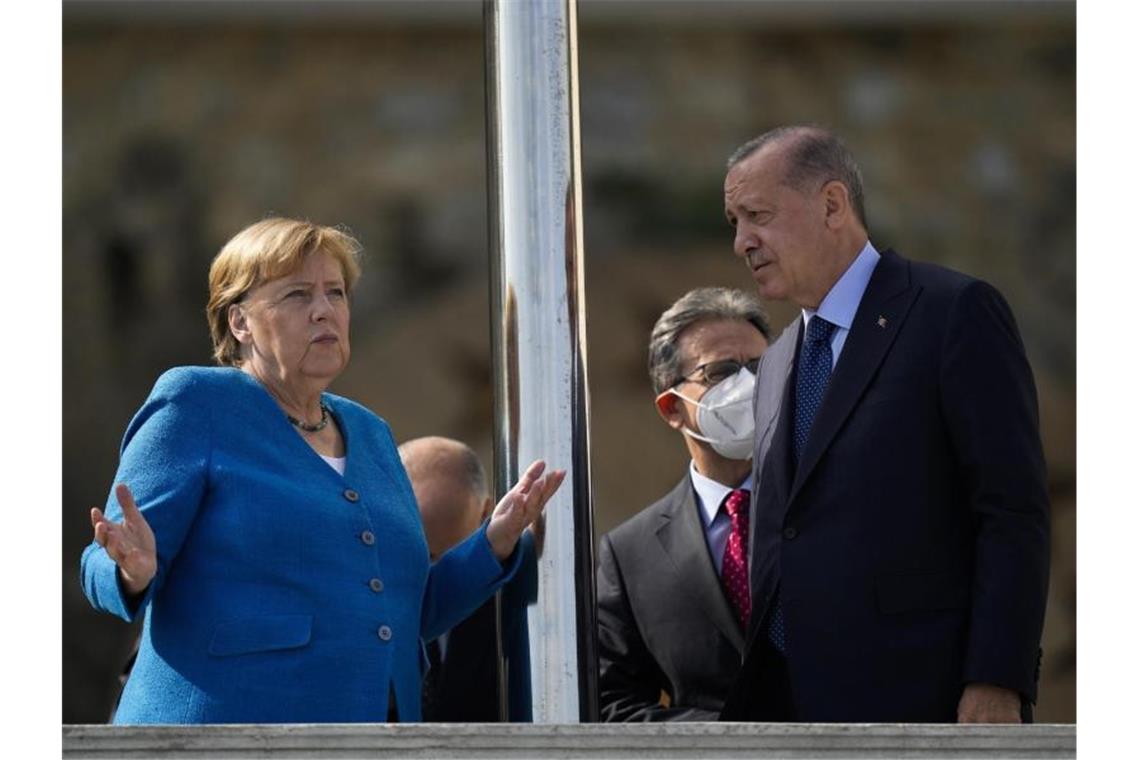 Recep Tayyip Erdogan (r.) und Angela Merkel im Oktober vergangenen Jahres in Istanbul. Foto: Francisco Seco/AP/dpa/Archiv