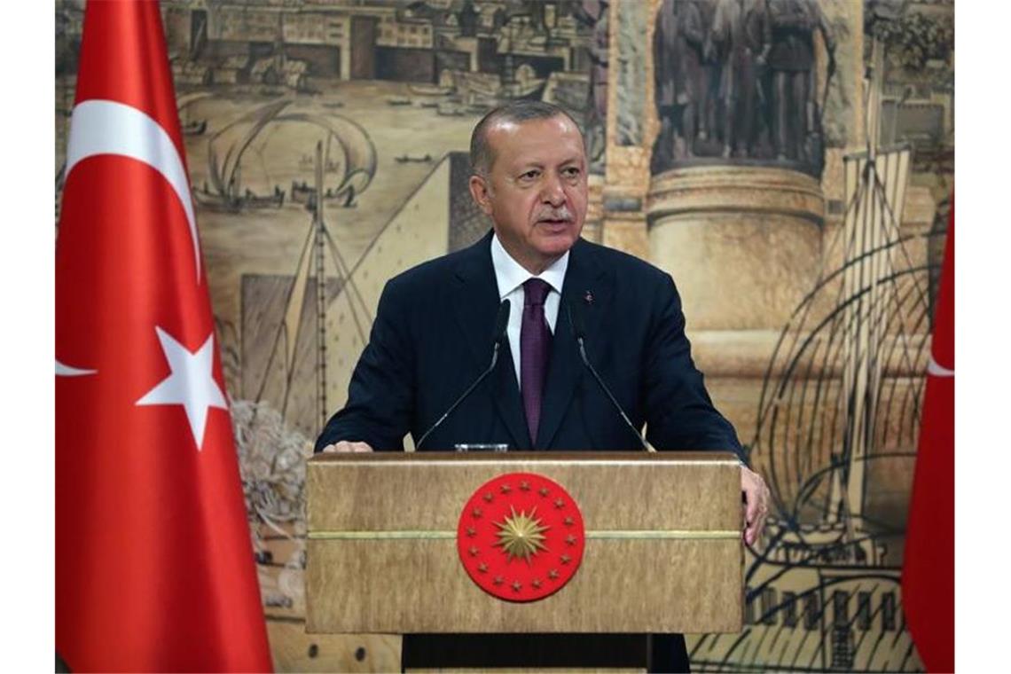 Recep Tayyip Erdogan spricht während einer Pressekonferenz. Im Erdgesstreit kritisiert Erdogan die Haltung Griechenlands als egoistisch und ungerechtfertigt und verurteilt Länder, die Athen unterstützen. Foto: -/Turkish Presidency/dpa/Archiv